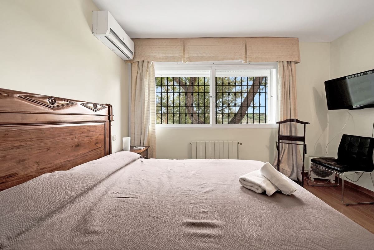 6 bedroom Villa for sale in Elviria with pool garage - € 1,200,000 (Ref: 8596532)