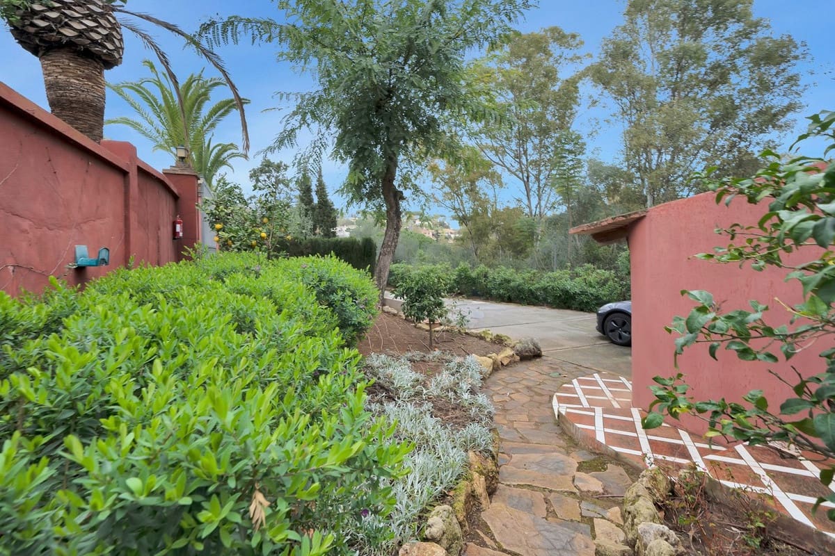 6 bedroom Villa for sale in Elviria with pool garage - € 1,200,000 (Ref: 8596532)