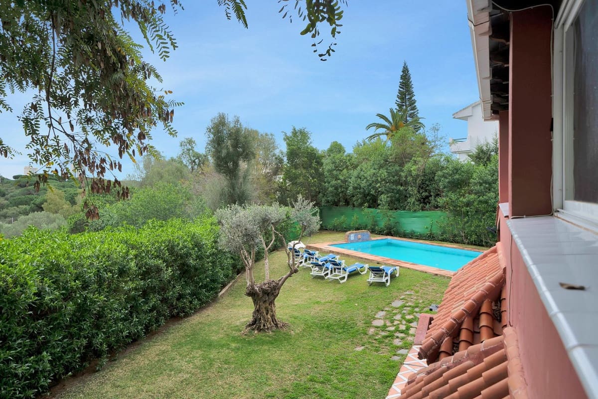 6 bedroom Villa for sale in Elviria with pool garage - € 1,200,000 (Ref: 8596532)