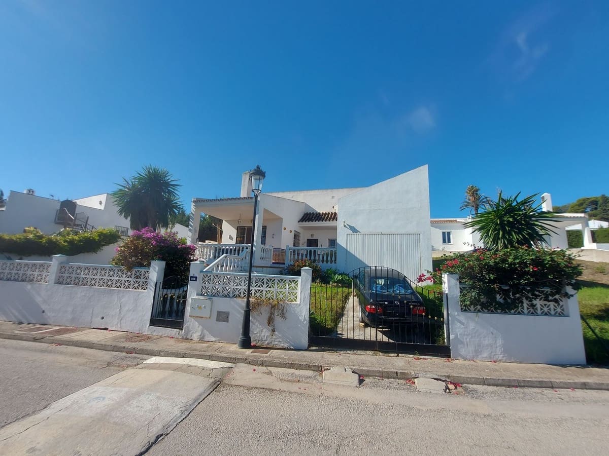 3 soveværelse Villa til salg i La Duquesa / Puerto de la Duquesa med garage - € 469.000 (Ref: 8611627)