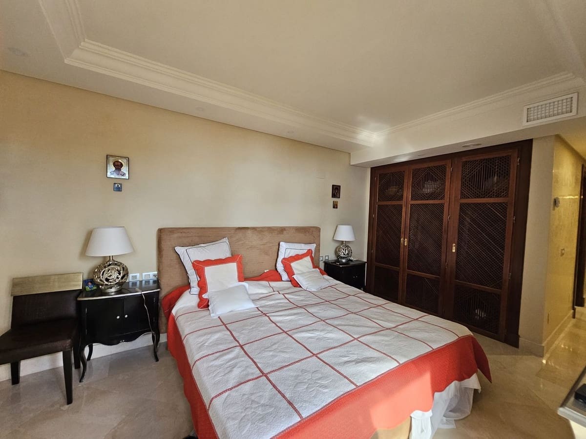 3 quarto Apartamento para venda em Estepona com piscina garagem - 1 700 000 € (Ref: 8659127)