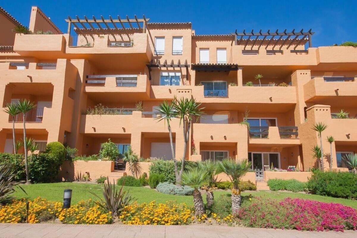 2 bedroom Apartment for sale in La Duquesa / Puerto de la Duquesa with pool garage - € 575,000 (Ref: 8661974)