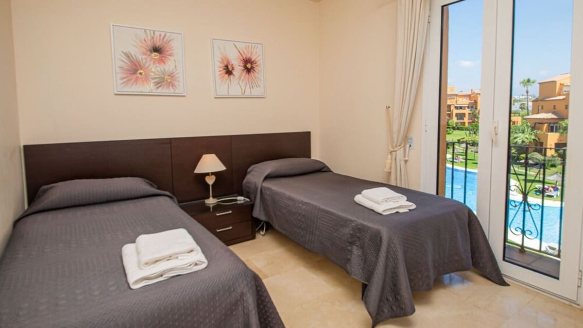 2 bedroom Apartment for sale in La Duquesa / Puerto de la Duquesa with pool garage - € 575,000 (Ref: 8661974)