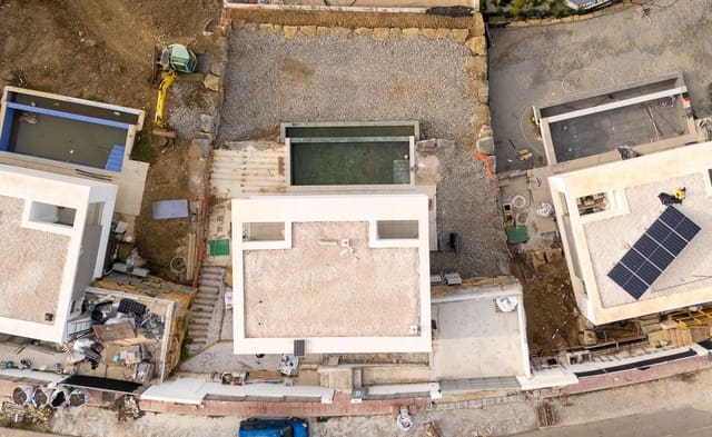 4 quarto Moradia para venda em Estepona com piscina garagem - 1 295 000 € (Ref: 8672367)