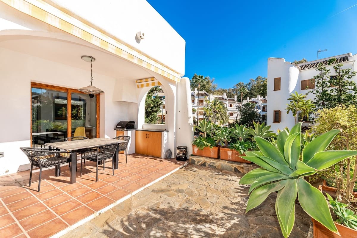 3 soveværelse Villa til salg i Nueva Andalucia med swimmingpool garage - € 875.000 (Ref: 8692323)