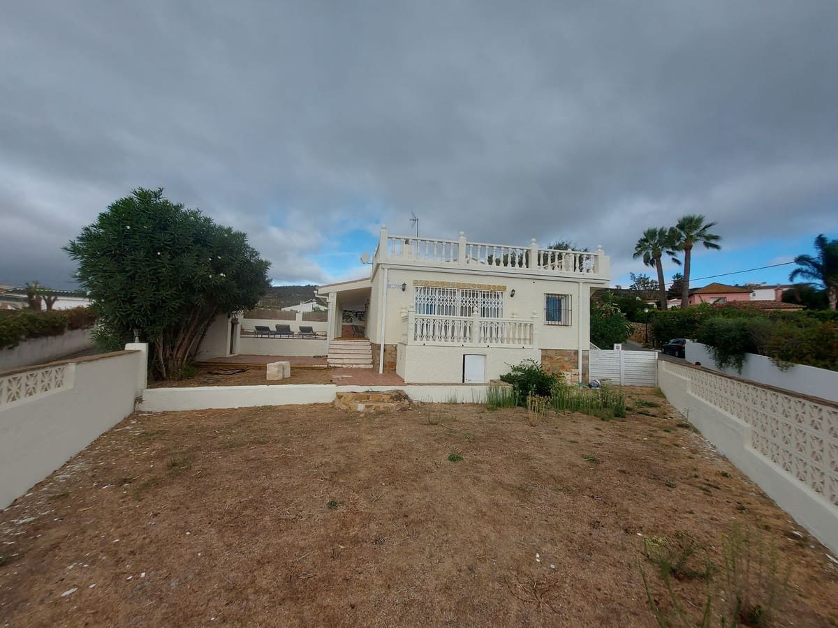 4 soverom Villa til salgs i Manilva med svømmebasseng garasje - € 620 000 (Ref: 8703171)