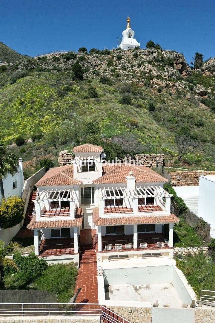 3 bedroom Villa for sale in Benalmadena with pool - € 1,485,000 (Ref: 8705772)