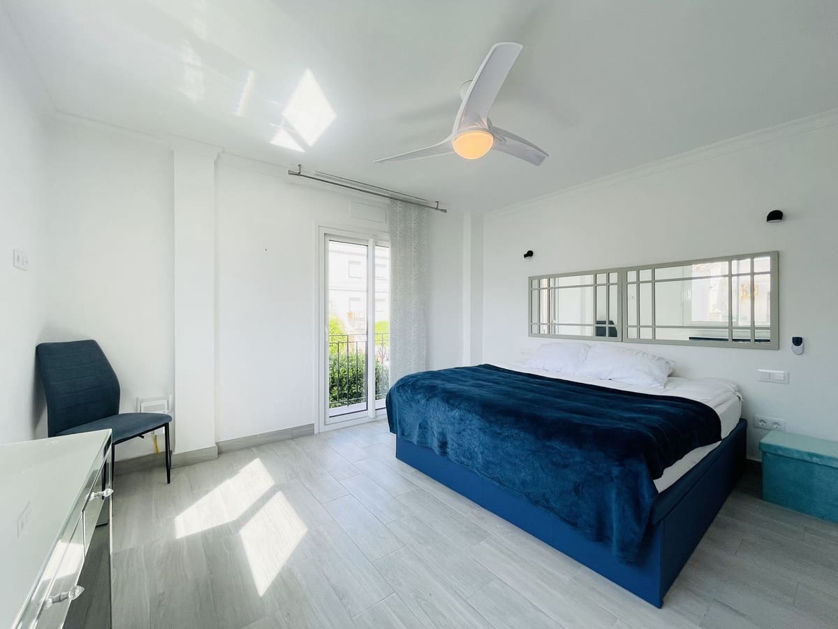 3 soveværelse Byhus til salg i La Duquesa / Puerto de la Duquesa med garage - € 425.000 (Ref: 8712219)