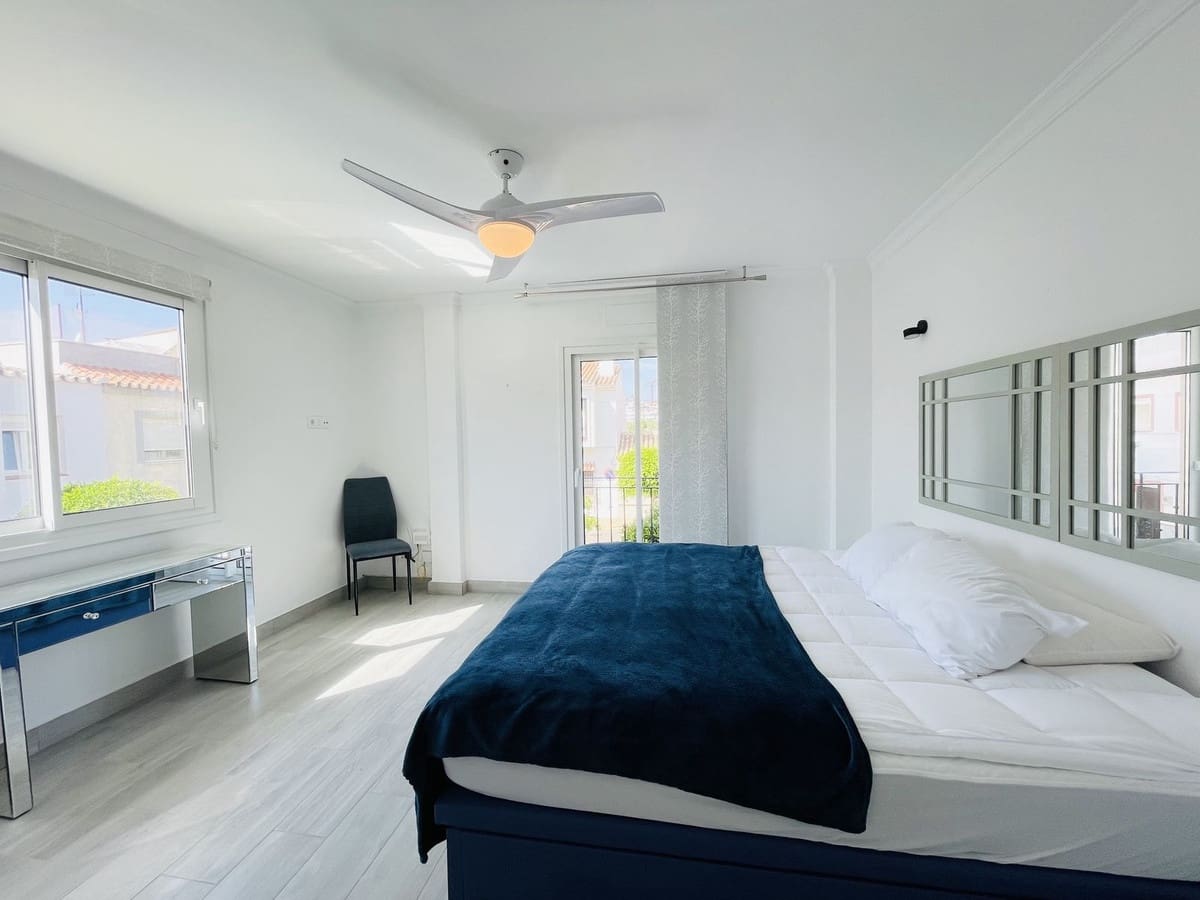 3 soveværelse Byhus til salg i La Duquesa / Puerto de la Duquesa med garage - € 425.000 (Ref: 8712219)