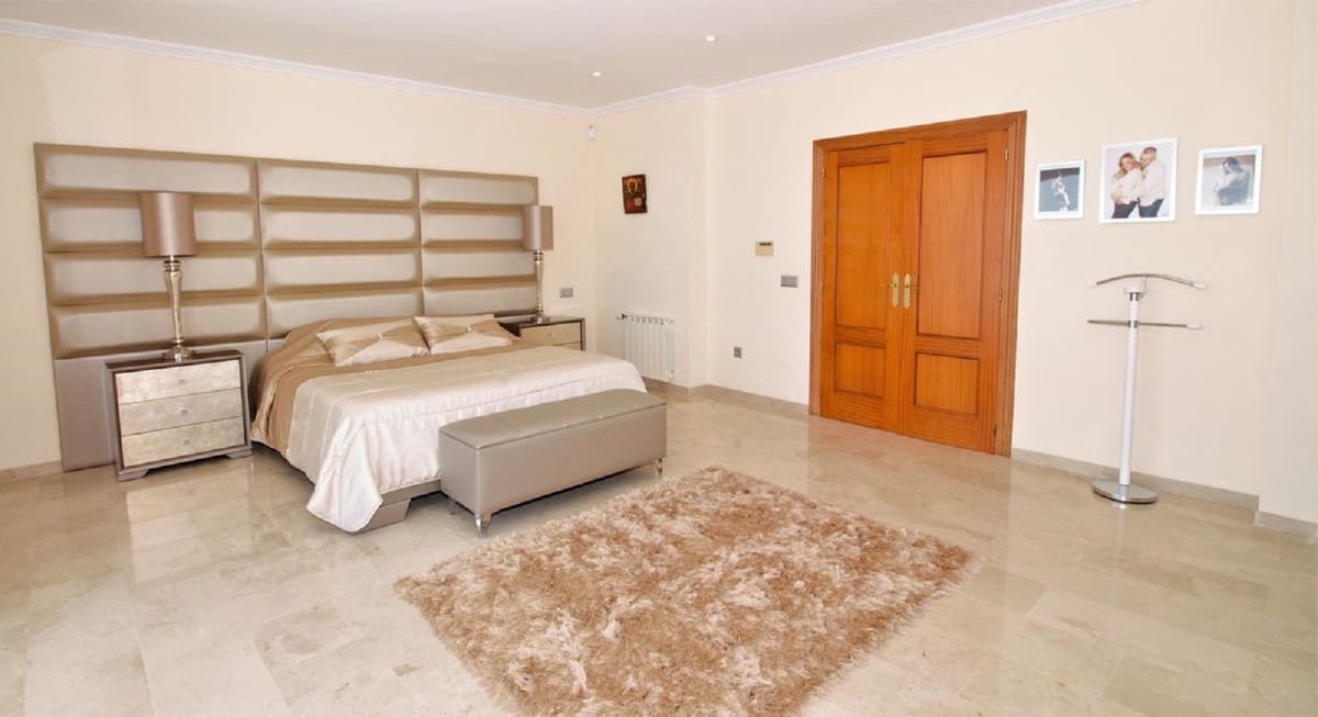 10 soverom Villa til salgs i El Paraiso med svømmebasseng garasje - € 3 300 000 (Ref: 8728853)