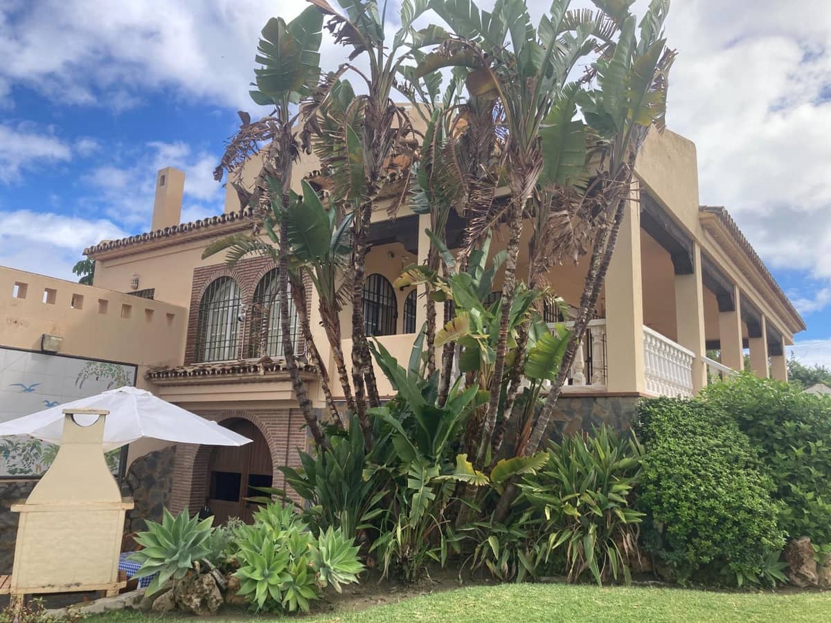 4 soverom Villa til salgs i New Golden Mile med svømmebasseng - € 2 100 000 (Ref: 8736157)