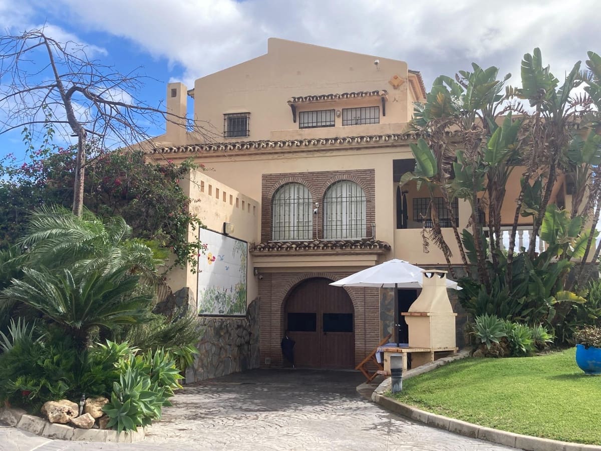 4 soverom Villa til salgs i New Golden Mile med svømmebasseng - € 2 100 000 (Ref: 8736157)