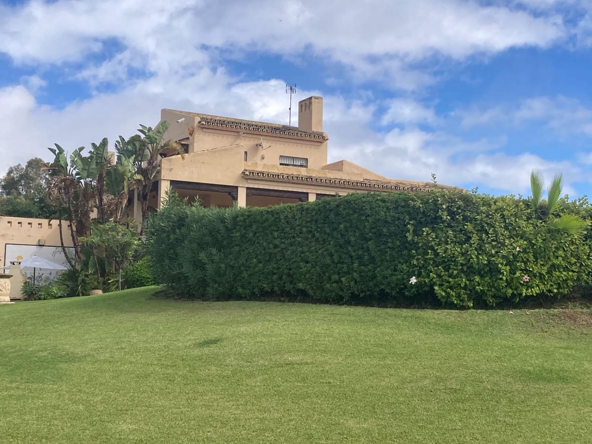 4 soverom Villa til salgs i New Golden Mile med svømmebasseng - € 2 100 000 (Ref: 8736157)