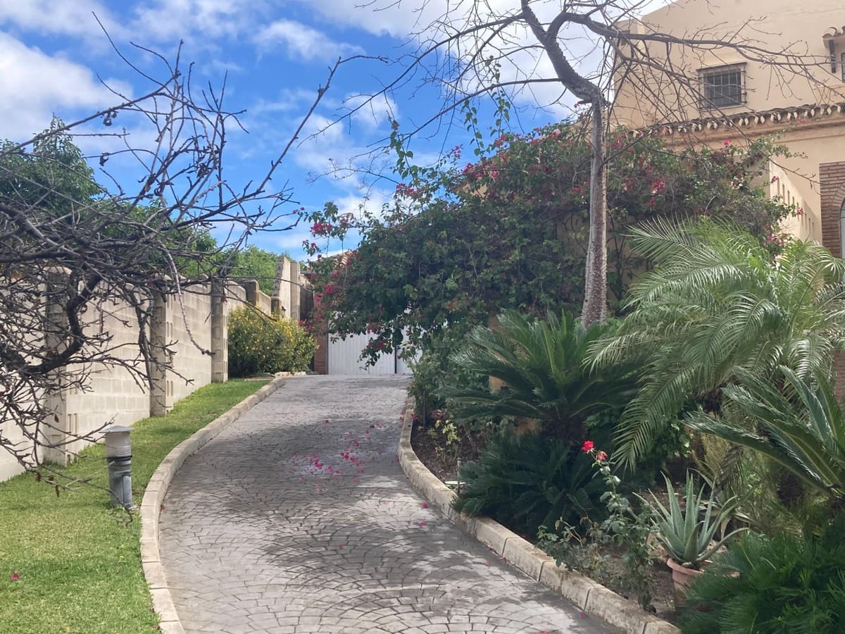 4 soverom Villa til salgs i New Golden Mile med svømmebasseng - € 2 100 000 (Ref: 8736157)