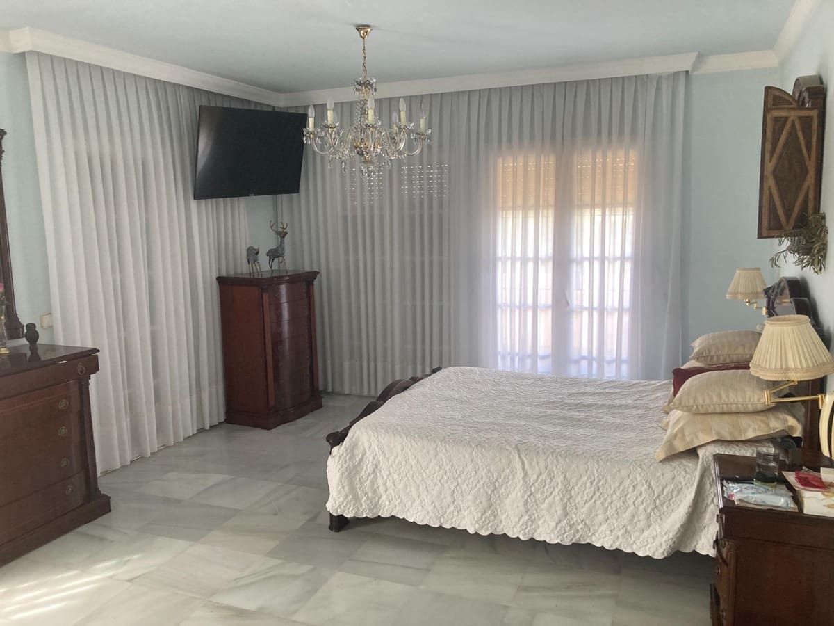 4 soverom Villa til salgs i New Golden Mile med svømmebasseng - € 2 100 000 (Ref: 8736157)