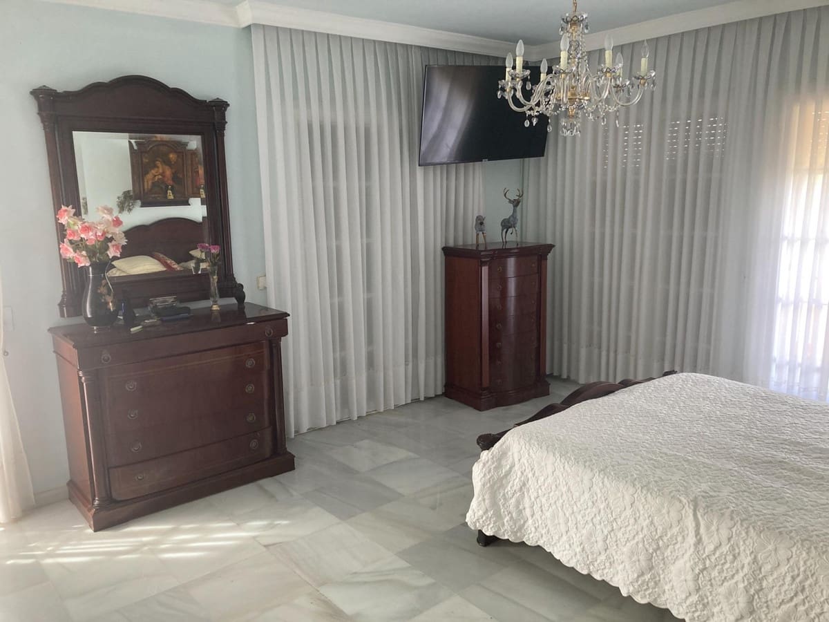 4 soverom Villa til salgs i New Golden Mile med svømmebasseng - € 2 100 000 (Ref: 8736157)