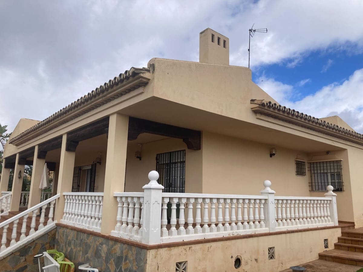 4 soverom Villa til salgs i New Golden Mile med svømmebasseng - € 2 100 000 (Ref: 8736157)