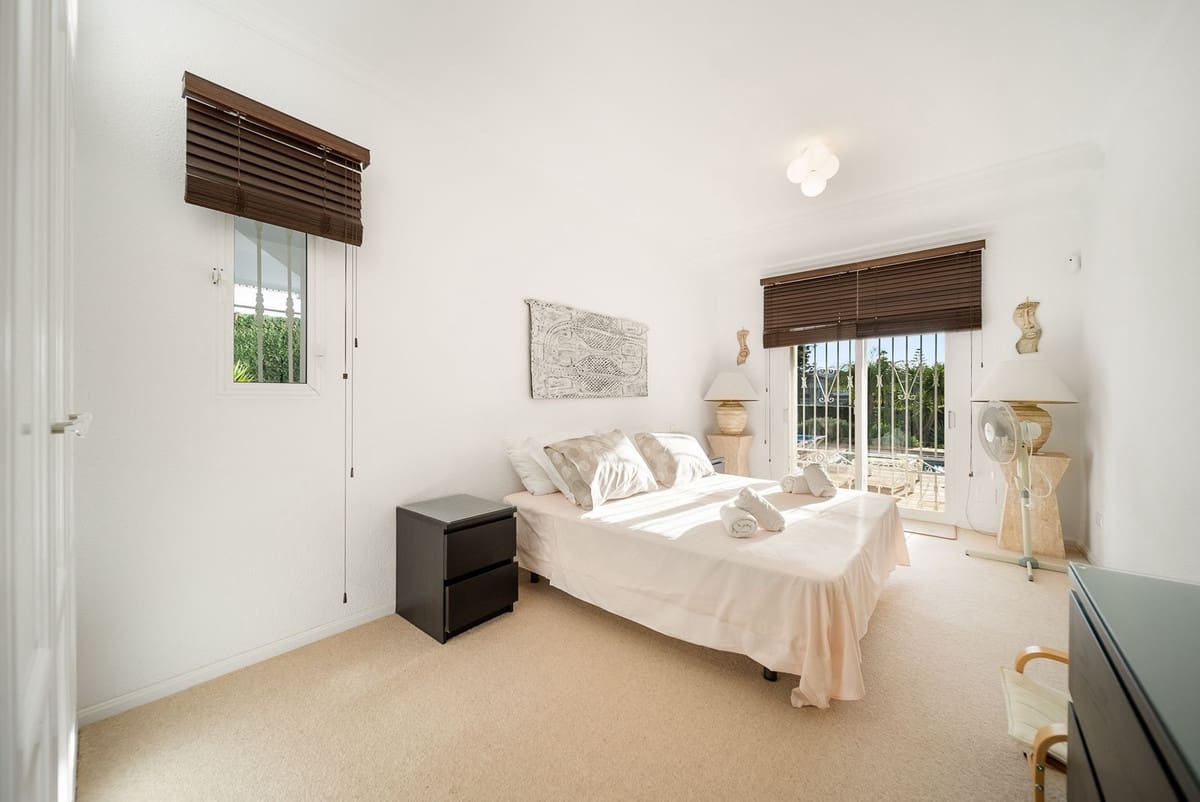 4 soveværelse Villa til salg i El Chaparral med swimmingpool garage - € 1.695.000 (Ref: 8841892)