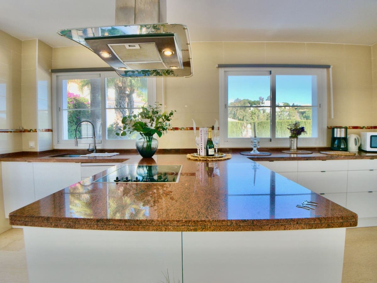 6 soveværelse Villa til salg i La Cala de Mijas med swimmingpool garage - € 1.300.000 (Ref: 8848694)