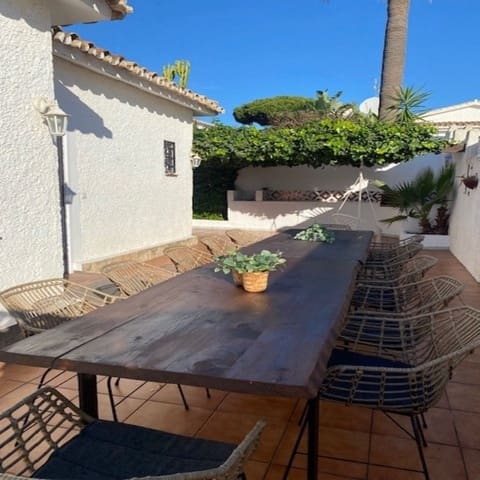 4 bedroom Villa for sale in Calahonda, Mijas with pool garage - € 1,275,000 (Ref: 8848695)