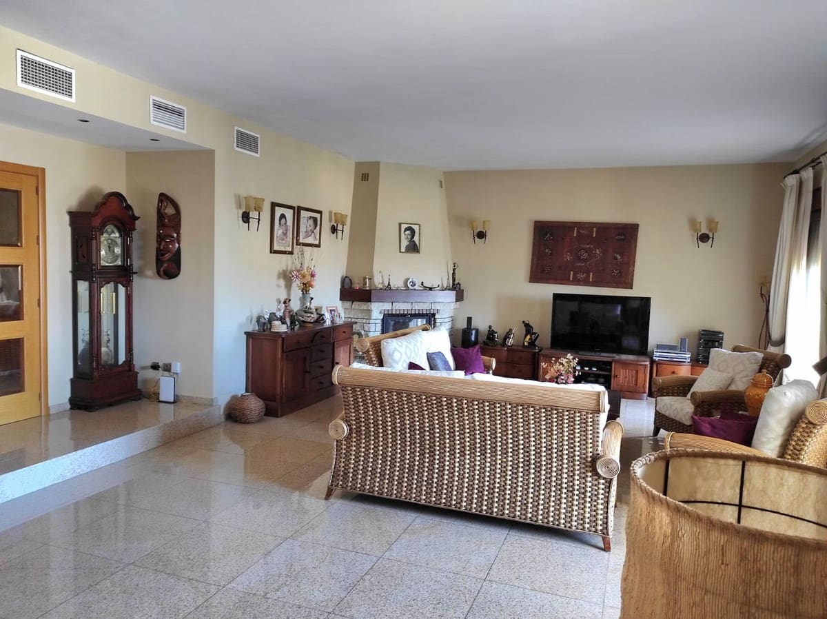 4 soverom Villa til salgs i Mijas Costa med svømmebasseng garasje - € 995 000 (Ref: 8855880)