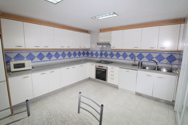 4 soveværelse Penthouse til salg i Puerto Banus, Marbella med swimmingpool garage - € 2.100.000 (Ref: 8866384)