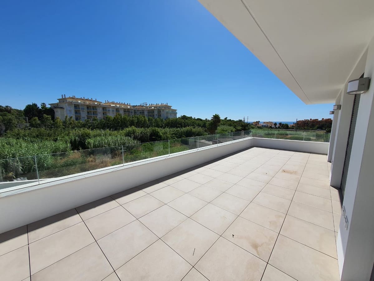 4 soverom Villa til salgs i La Duquesa / Puerto de la Duquesa med svømmebasseng garasje - € 1 065 000 (Ref: 8931382)