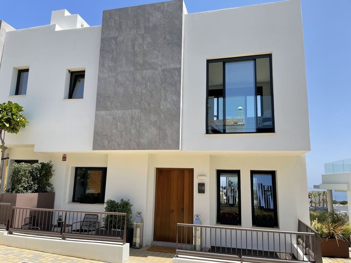 3 soveværelse Byhus til salg i Cabopino med swimmingpool garage - € 1.650.000 (Ref: 8931385)