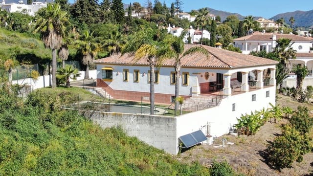3 soveværelse Finca/Landehus til salg i Estepona med swimmingpool - € 1.000.000 (Ref: 8938251)