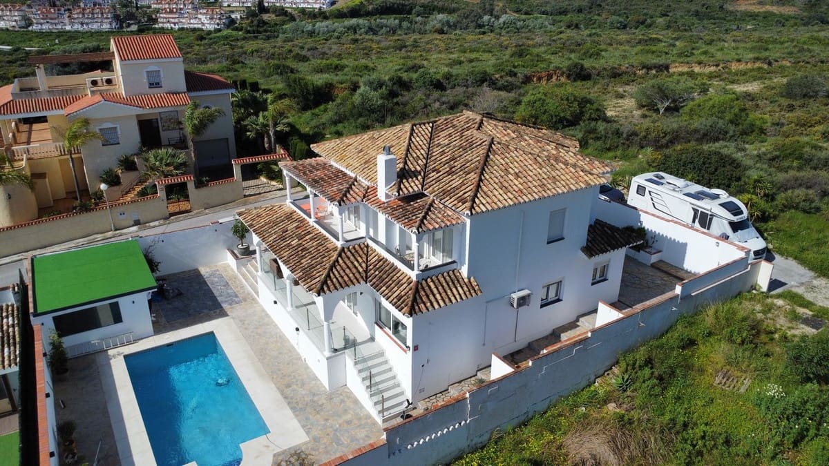 4 soveværelse Villa til salg i La Duquesa / Puerto de la Duquesa med swimmingpool garage - € 1.100.000 (Ref: 8940974)