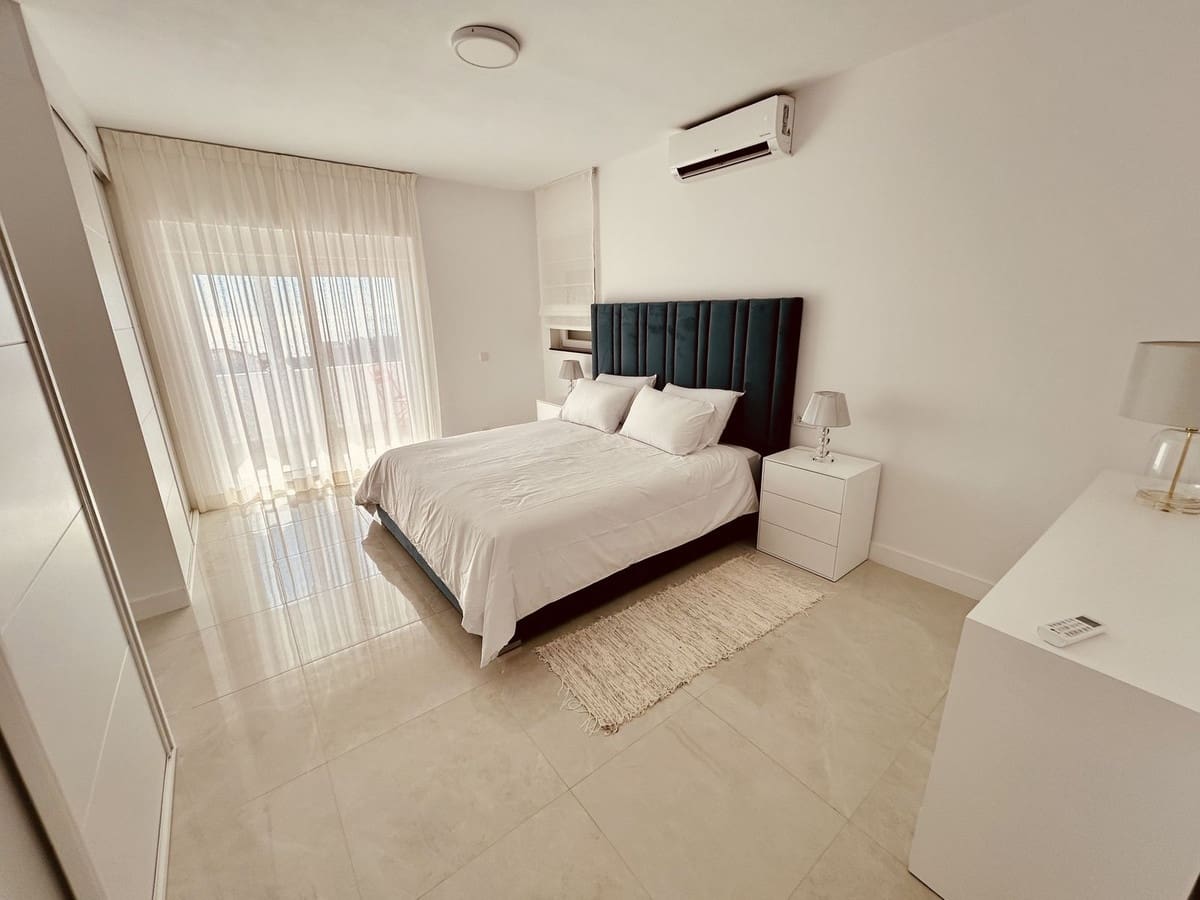 4 soveværelse Villa til salg i La Duquesa / Puerto de la Duquesa med swimmingpool garage - € 1.100.000 (Ref: 8940974)