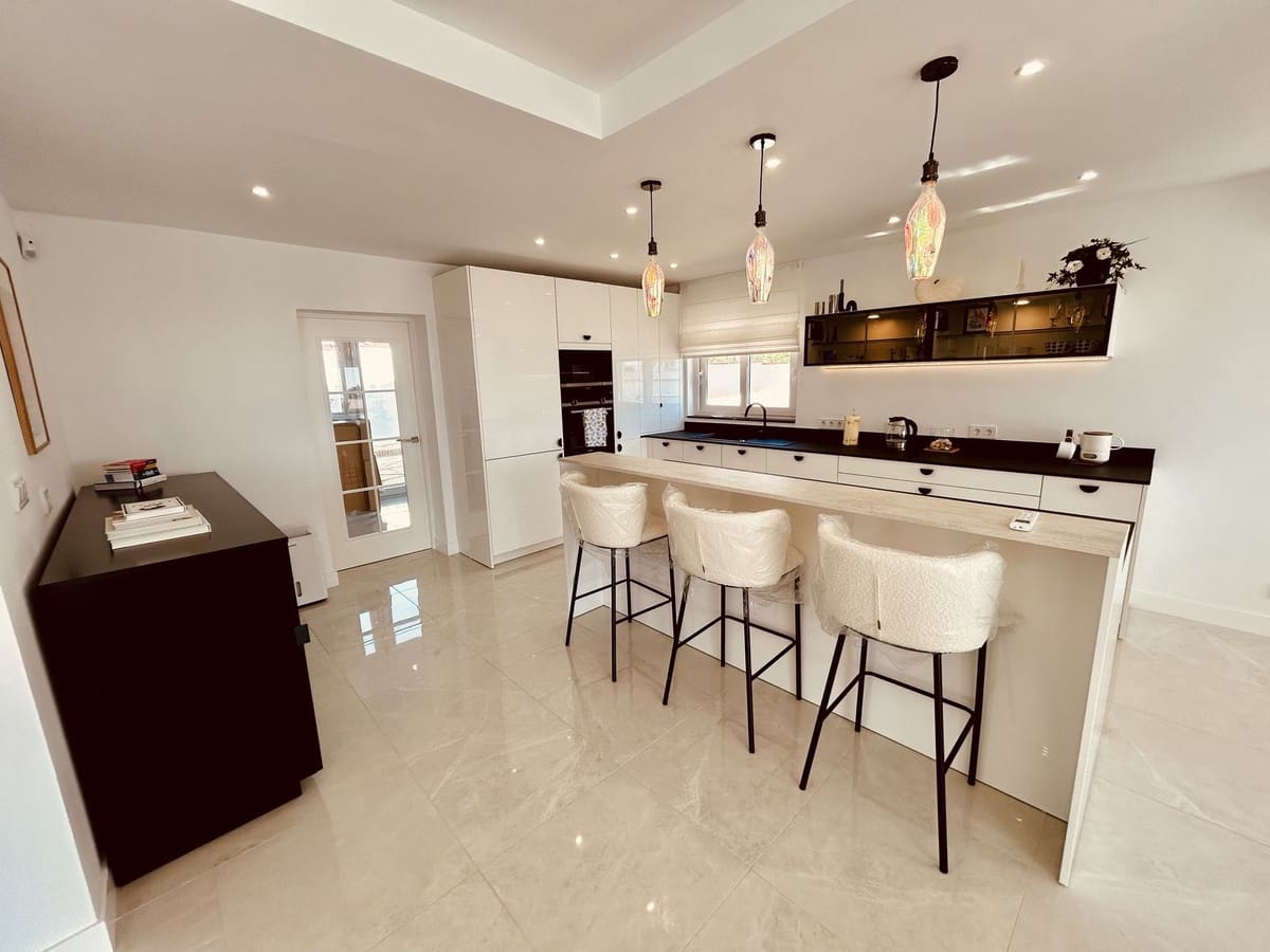 4 soveværelse Villa til salg i La Duquesa / Puerto de la Duquesa med swimmingpool garage - € 1.100.000 (Ref: 8940974)