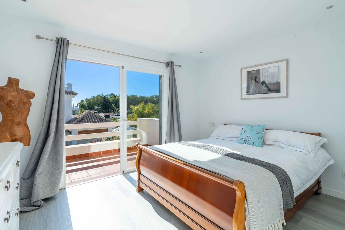 4 bedroom Villa for sale in San Pedro de Alcantara with pool garage - € 2,050,000 (Ref: 8942065)