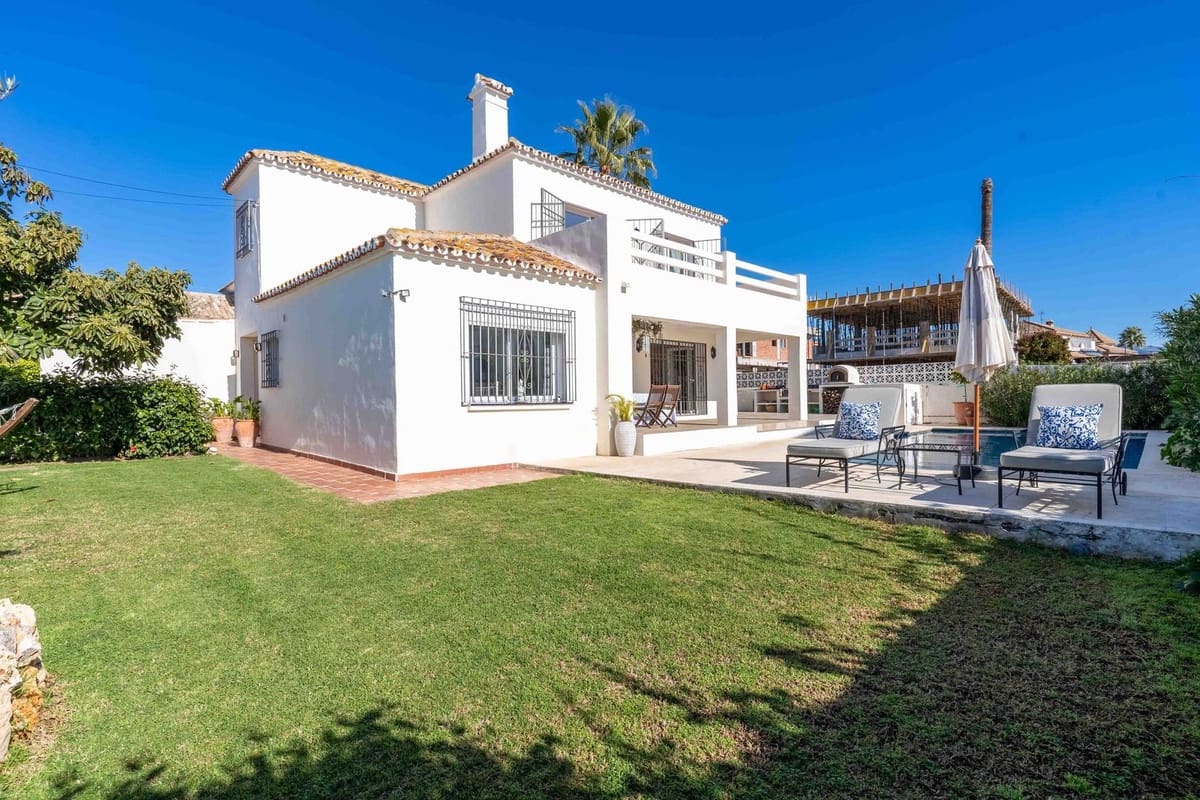 4 bedroom Villa for sale in San Pedro de Alcantara with pool garage - € 2,050,000 (Ref: 8942065)