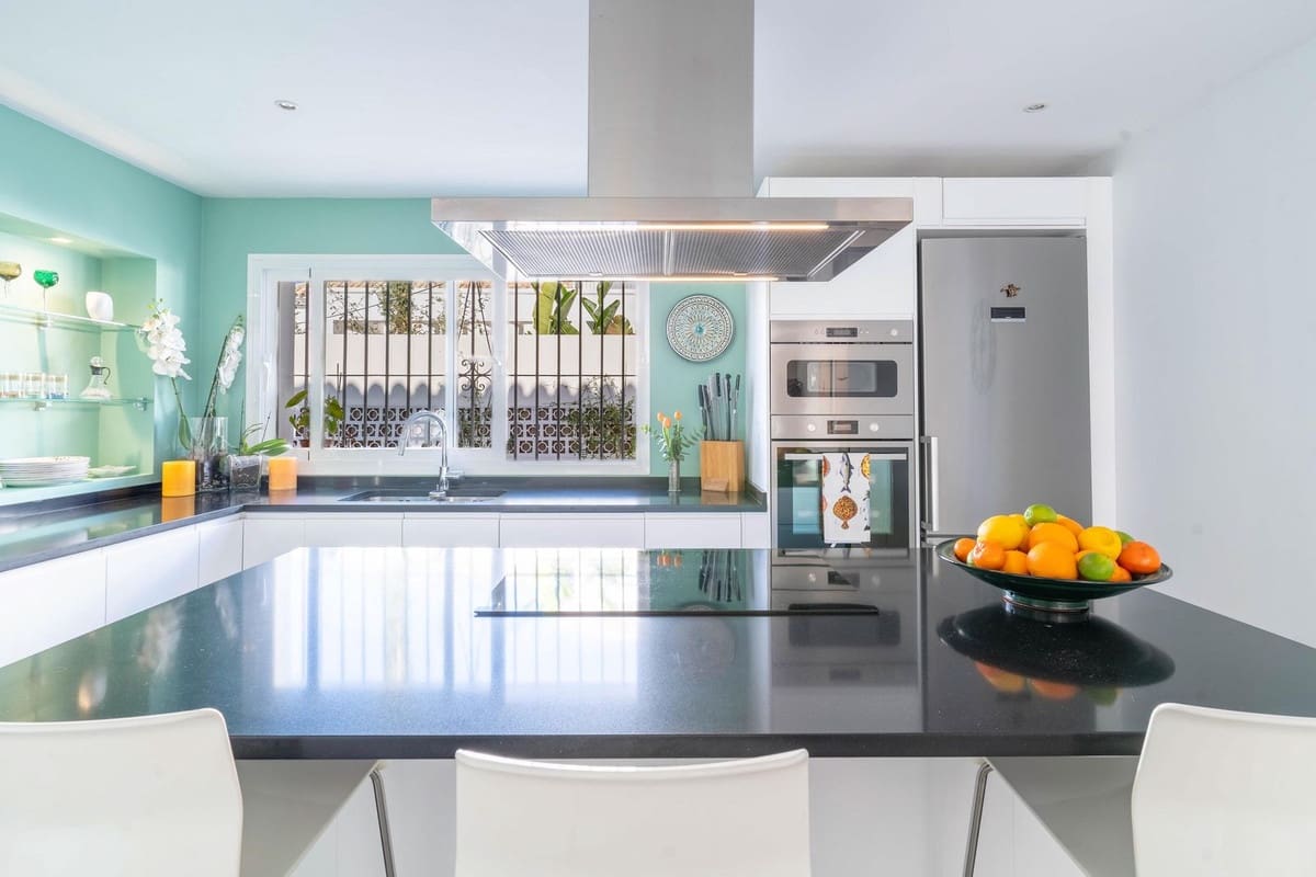 4 bedroom Villa for sale in San Pedro de Alcantara with pool garage - € 2,050,000 (Ref: 8942065)