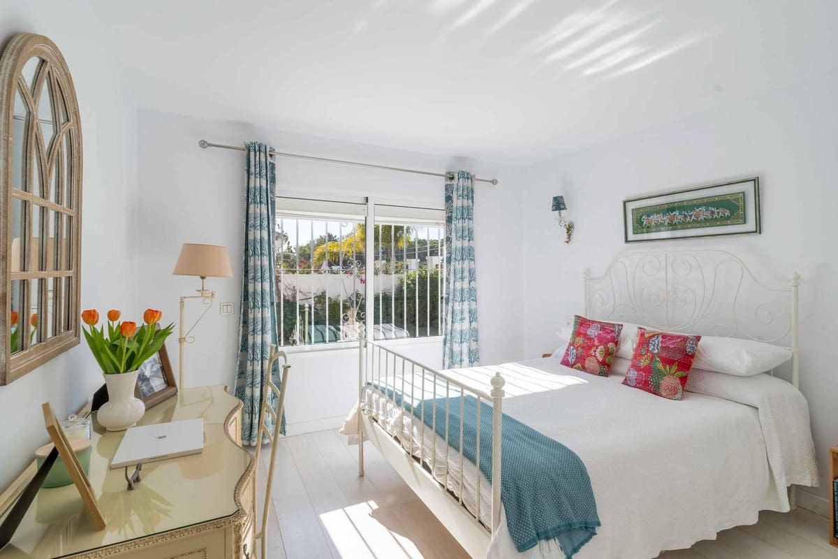 4 bedroom Villa for sale in San Pedro de Alcantara with pool garage - € 2,050,000 (Ref: 8942065)