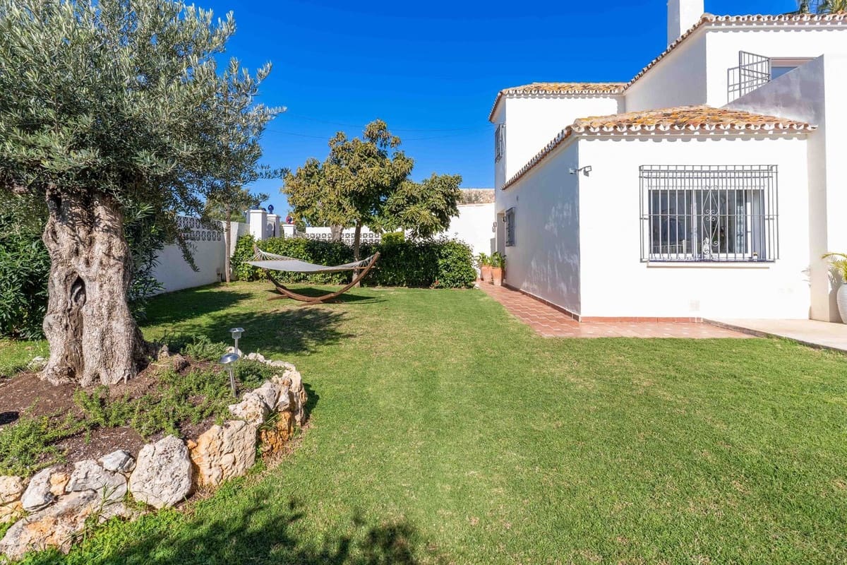 4 bedroom Villa for sale in San Pedro de Alcantara with pool garage - € 2,050,000 (Ref: 8942065)