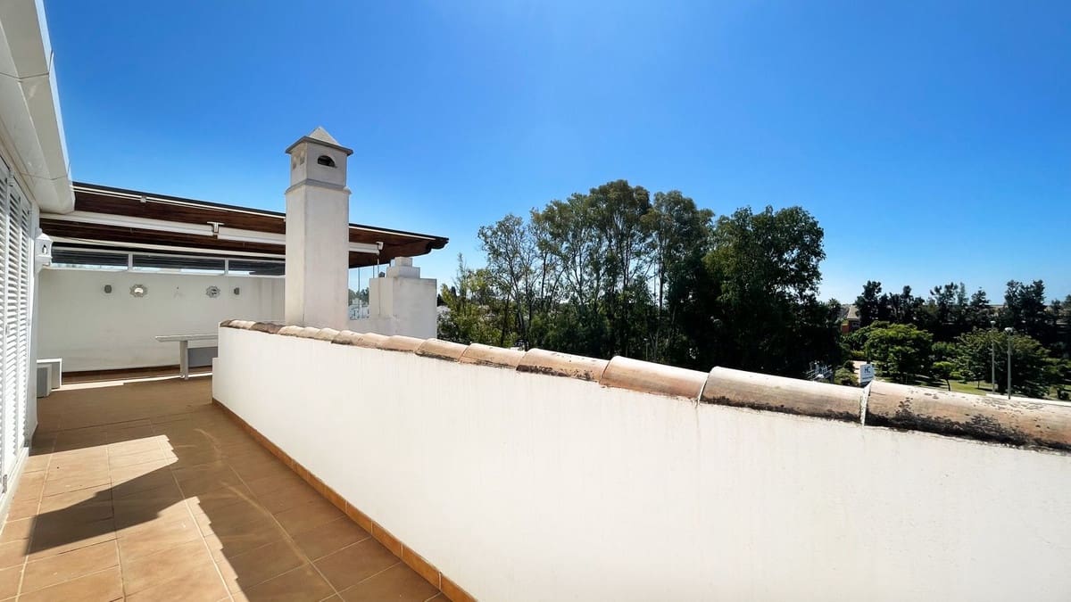 4 sypialnia Penthouse na sprzedaż w Nueva Andalucia z basenem garażem - 660 000 € (Ref: 8975517)