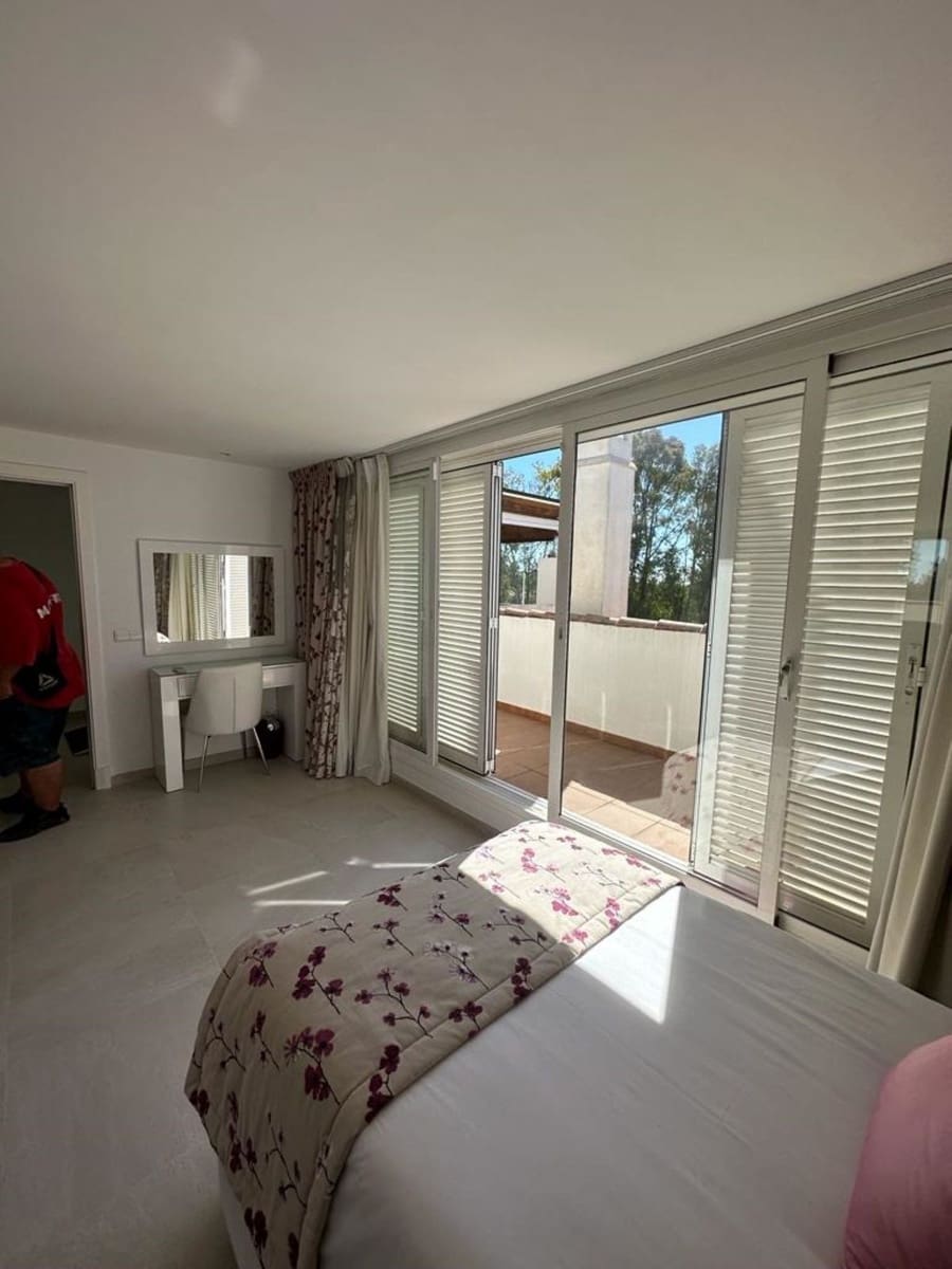 4 sypialnia Penthouse na sprzedaż w Nueva Andalucia z basenem garażem - 660 000 € (Ref: 8975517)