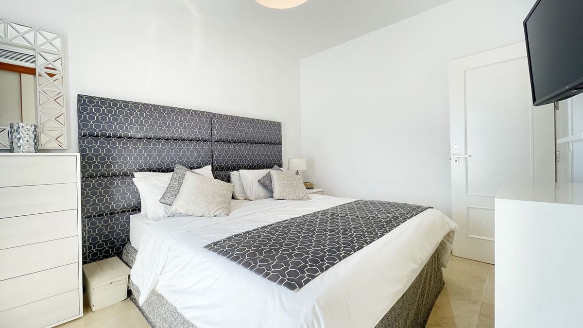 4 sypialnia Penthouse na sprzedaż w Nueva Andalucia z basenem garażem - 660 000 € (Ref: 8975517)