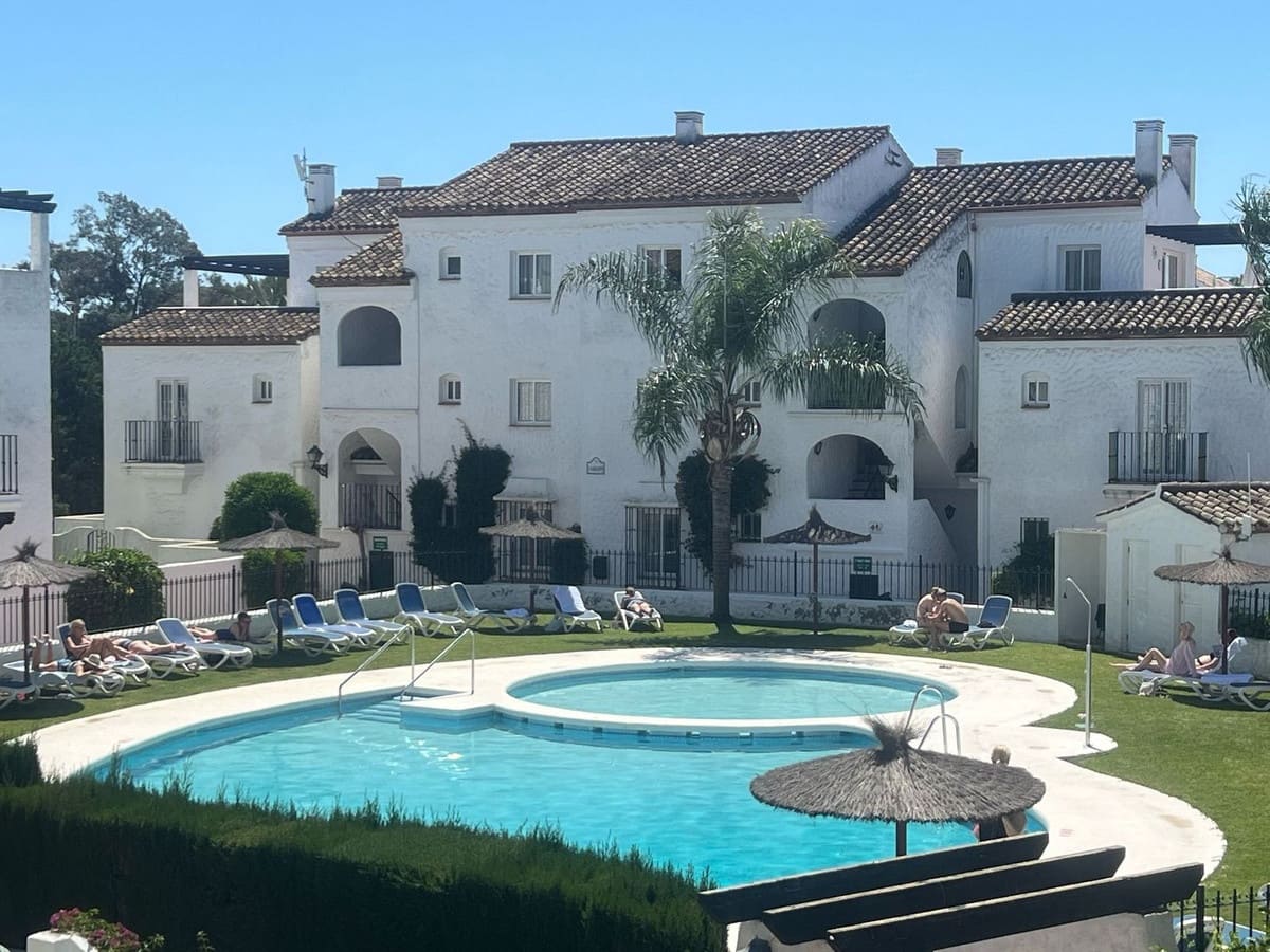 2 soverom Leilighet til salgs i El Paraiso med svømmebasseng garasje - € 285 000 (Ref: 8986371)