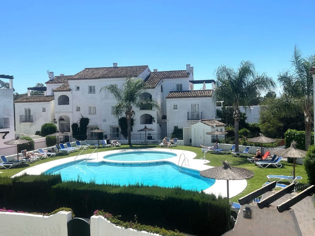 2 soverom Leilighet til salgs i El Paraiso med svømmebasseng garasje - € 285 000 (Ref: 8986371)