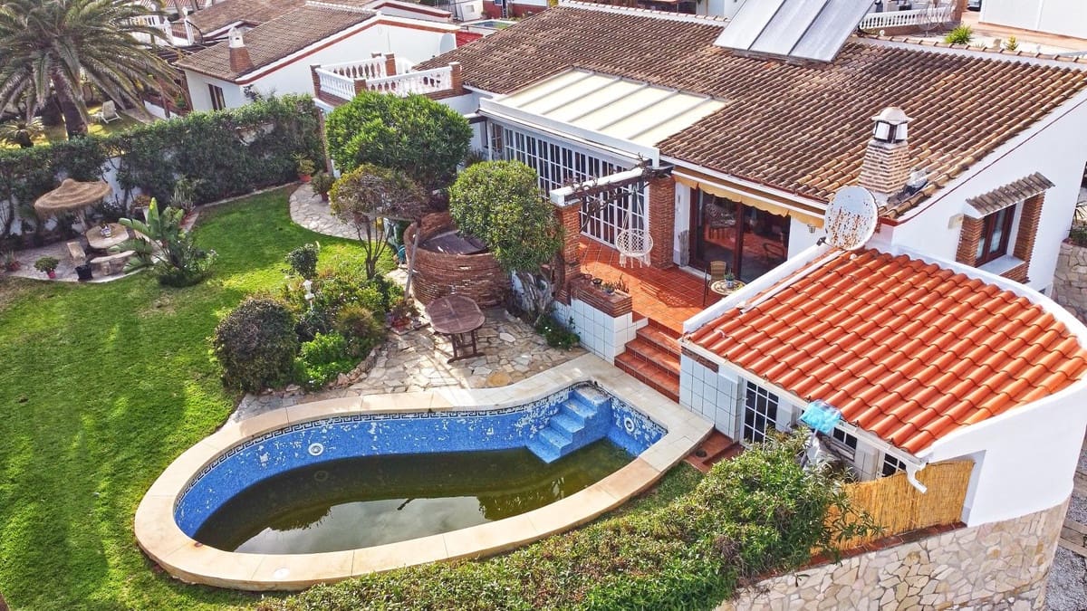 4 soveværelse Villa til salg i Mijas Costa med swimmingpool garage - € 899.970 (Ref: 8987321)