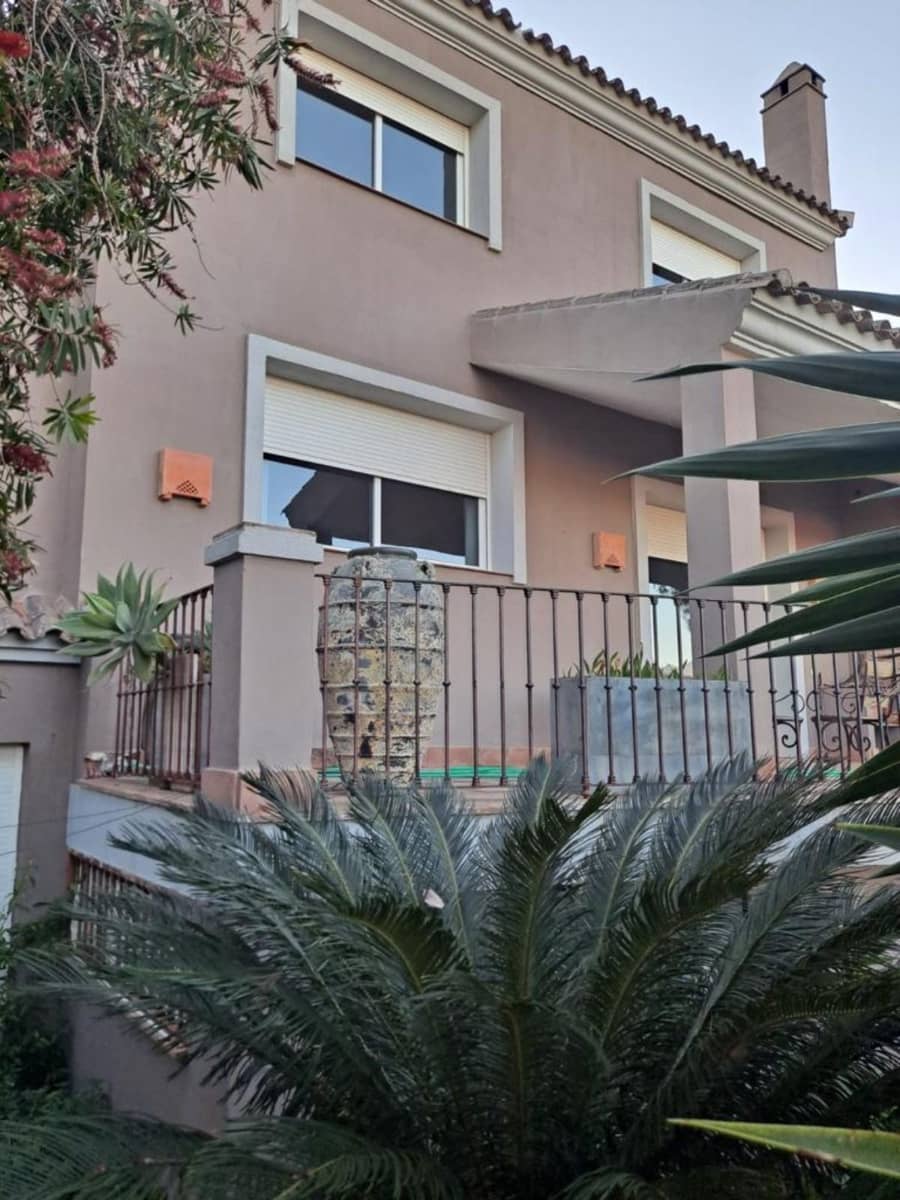 6 soverom Villa til salgs i Manilva med svømmebasseng garasje - € 865 000 (Ref: 9064471)