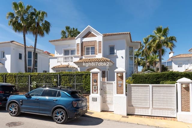 4 soverom Villa til salgs i Nueva Atalaya, Estepona med svømmebasseng garasje - € 995 000 (Ref: 9064473)