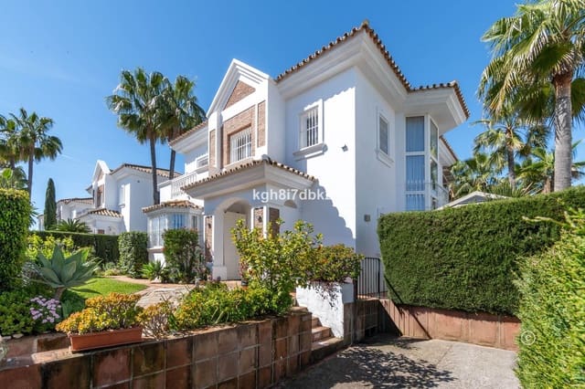 4 soverom Villa til salgs i Nueva Atalaya, Estepona med svømmebasseng garasje - € 995 000 (Ref: 9064473)
