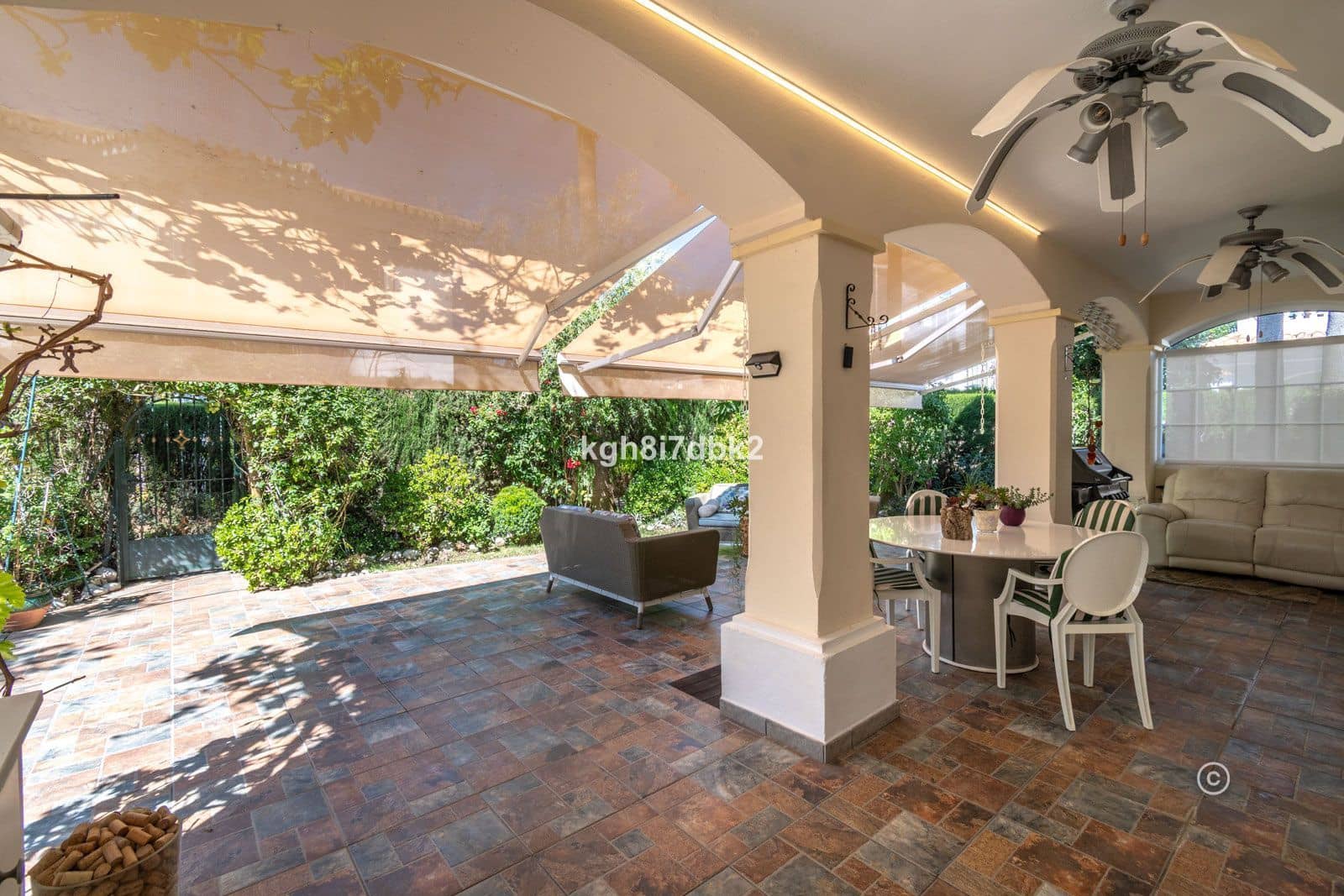 4 makuuhuone Huvila myytävänä paikassa New Golden Mile mukana uima-altaan 
autotalli - 995 000 € (Ref: 9064473)