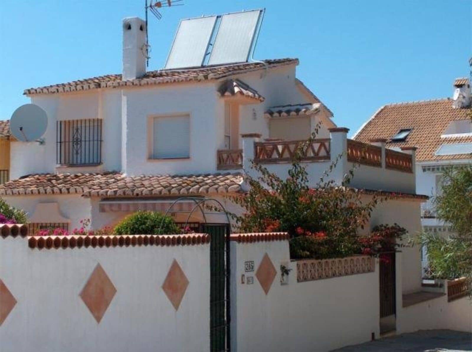 4 soveværelse Byhus til salg i Calahonda med swimmingpool garage - € 635.000 (Ref: 9072669)