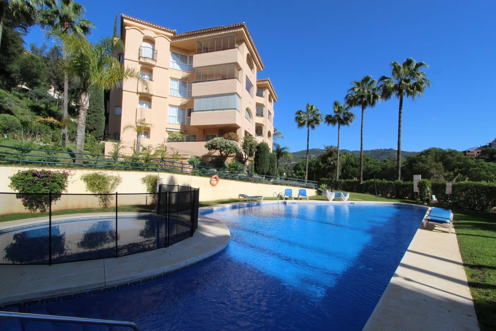 3 bedroom Apartment for sale in Elviria with pool garage - € 535,000 (Ref: 9073698)