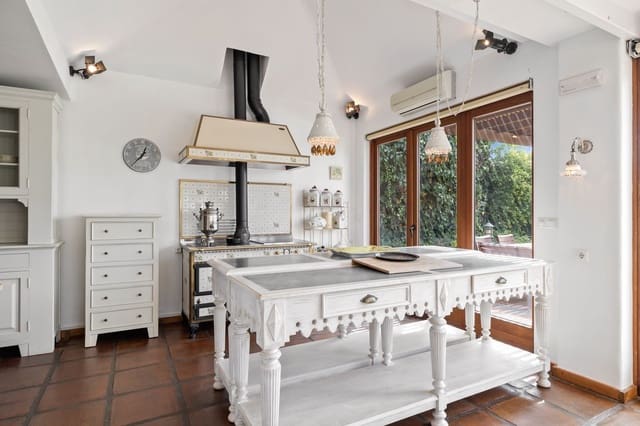 6 sypialnia Willa na sprzedaż w Marbesa, Marbella z basenem garażem - 1 795 000 € (Ref: 9073700)